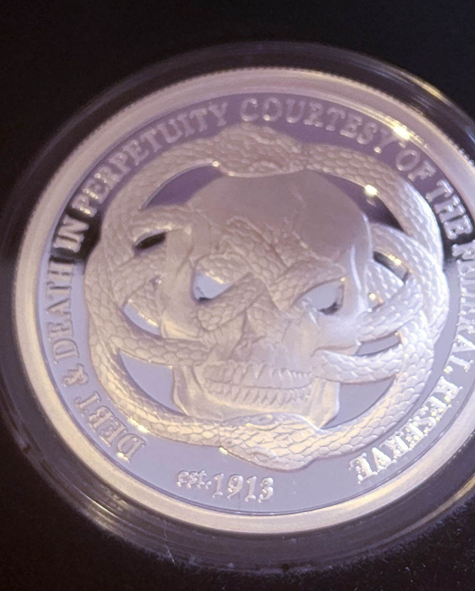 Miniatura: 1 OZ SILVER COIN ENEMY UNKNOWN-FEDERAL RESERVE DEBT AND DEATH #RIM ORIGINAL SBSS