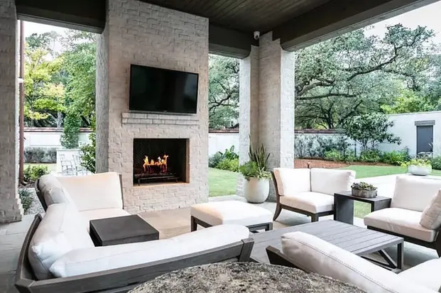 ideas-for-any-outdoor-living-space-outdoor-tv.webp