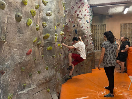 Dos escaladoras aficionadas son trasladadas al hospital tras una colisión craneal en un rocódromo