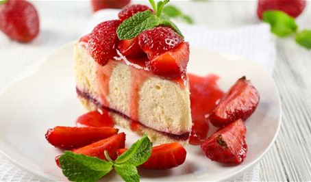 Cheesecake com molho de morangos