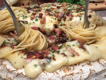 Na Cozinha com o Chef: Queijo Brie forma inteira gratinado com spaghetti e amêndoas tostadas