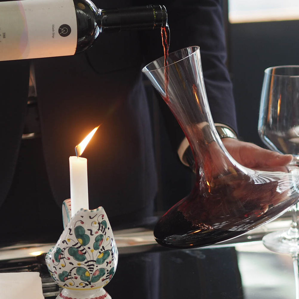 Decantar o vinho o que é e como fazer