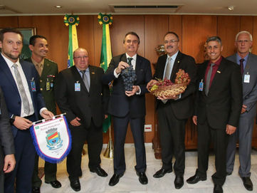 Bolsonaro recebe convite para inauguração de nova unidade da Cooperativa Aurora