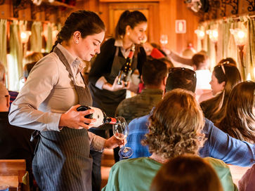 Música dos anos 80 e vinhos clássicos brasileiros a bordo da Maria Fumaça