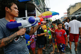 Bangkok Songkran tourists playing water