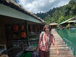 Guests leaving Praiwan Rafthouse after an overnight stay