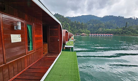 WAKE UP ON THE WATER
Morning at Phutawan is one of the best parts of the stay. Step outside your room and the lake is immediately in front of you, with limestone mountains surrounding the raft house.