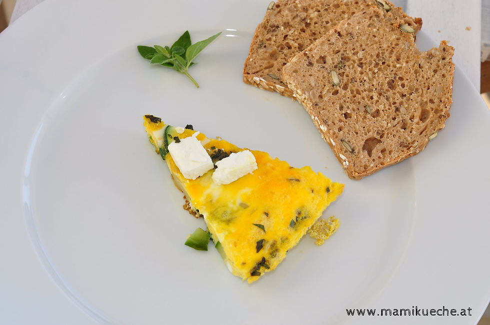 Zucchini-Frittata mit selbstgebackenem Brot und Schafskäse