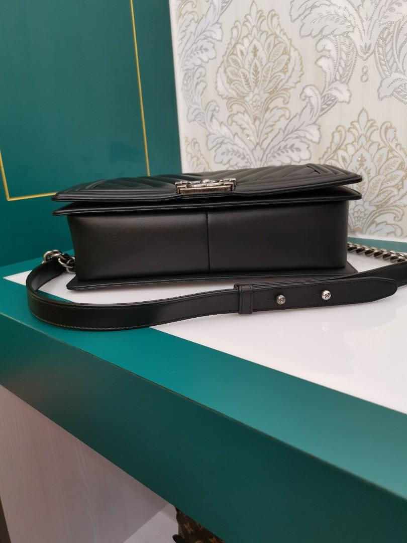 Thumbnail: #22 BNIB Chanel Boy New Medium/Large Black Calf with RHW