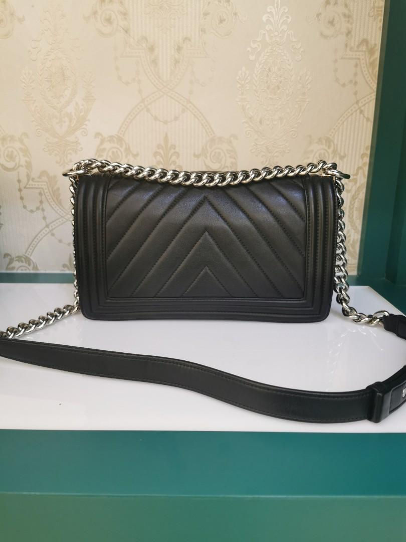 Thumbnail: #22 Chanel Boy Old Medium Chevron Black Calf SHW