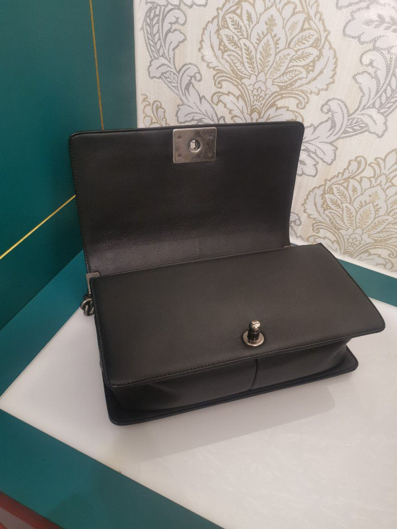 Thumbnail: Excellent Condition Chanel Boy Chevron Old Medium Black Calf with RHW