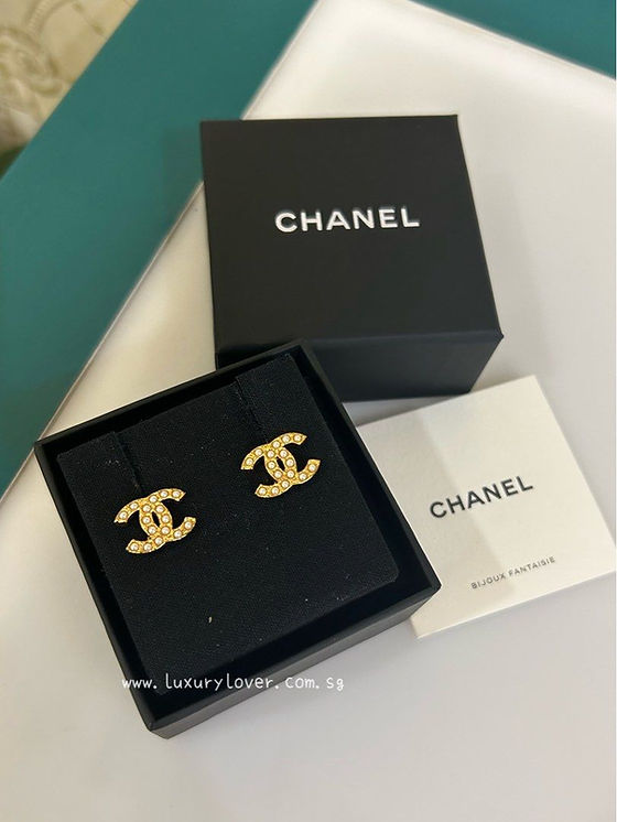 LNIB Chanel Timeless Classic Earrings Stud Gold Pearl