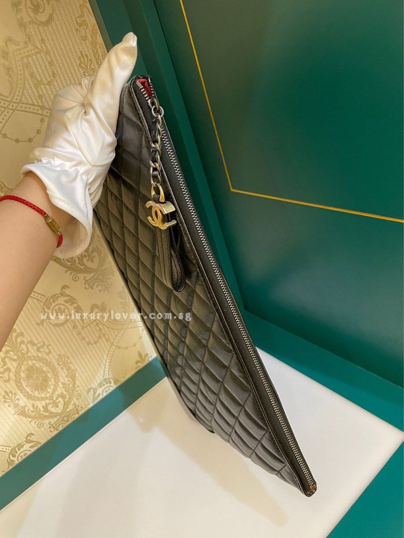 Thumbnail: #24 Chanel Gabrielle Clutch Large Black distressed calf 3HW