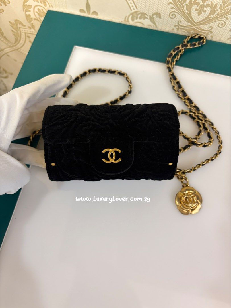 Thumbnail: Chanel 21A Camellia Embossed Jewel Card Holder with Chain Black