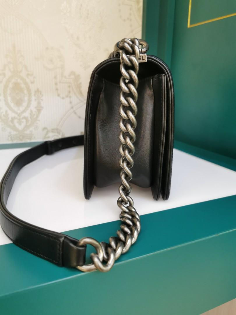 Thumbnail: #26 LNIB Chanel Boy Old Medium Chevron Black Calf RHW