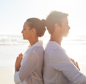 Coppia meditando sulla spiaggia