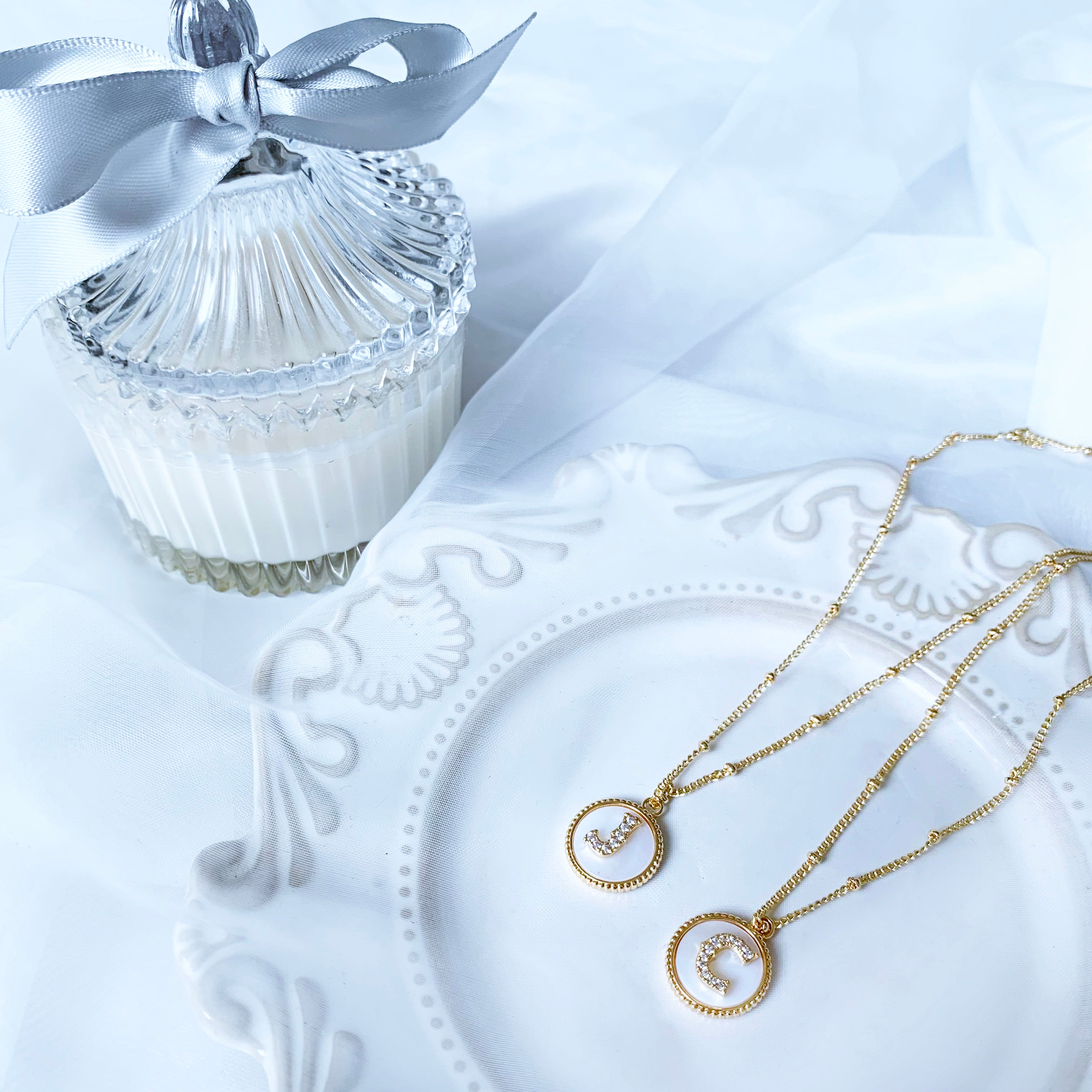 訂製貝殼圓牌字母頸鏈 Initial Necklace with Shell Pendant