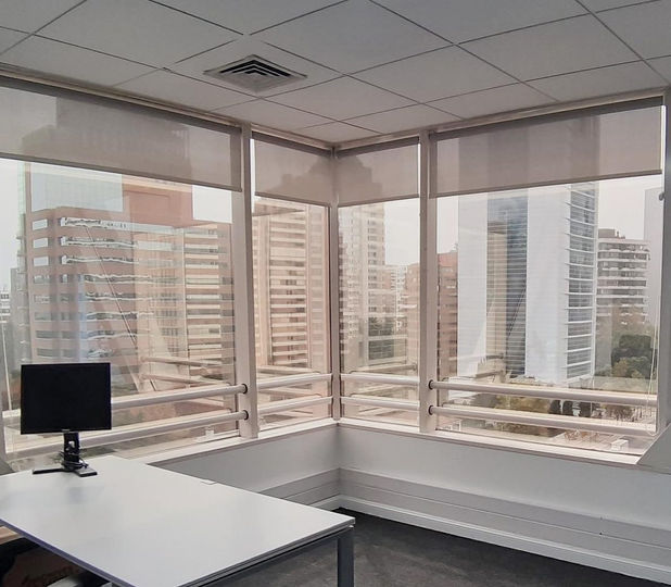 Oficina con ventanas y vistas a edificios de la ciudad, Atelier3ofcial y remodelada.