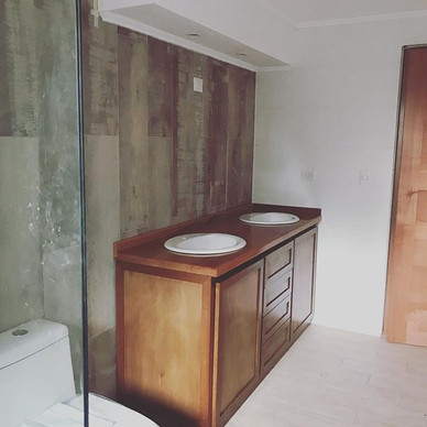 baño casa de campo muele madera y muros porcelananto