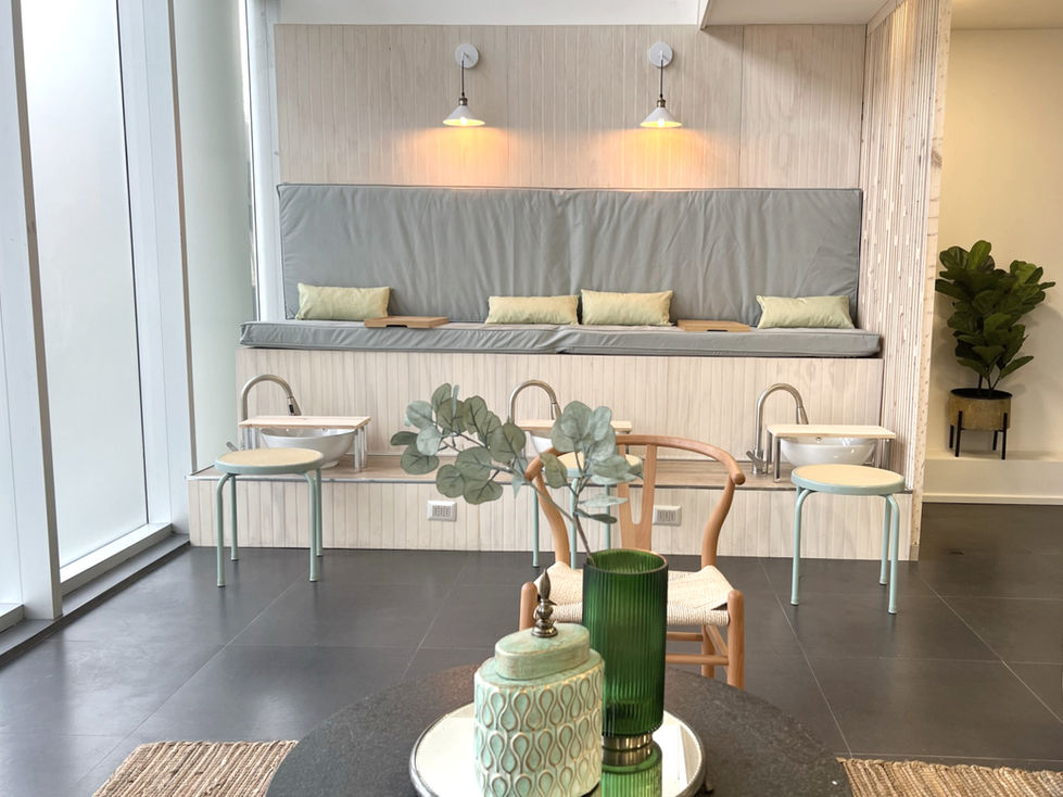 Espacio de descanso con asientos y cojines, luces, y Atelier3ofcial. Diseño interior elegante.