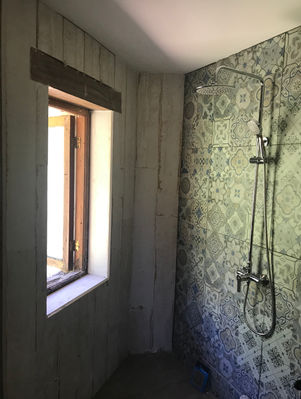 Baño con ventana y ducha, diseño interior, renovación de baño, Atelier3ofcial.