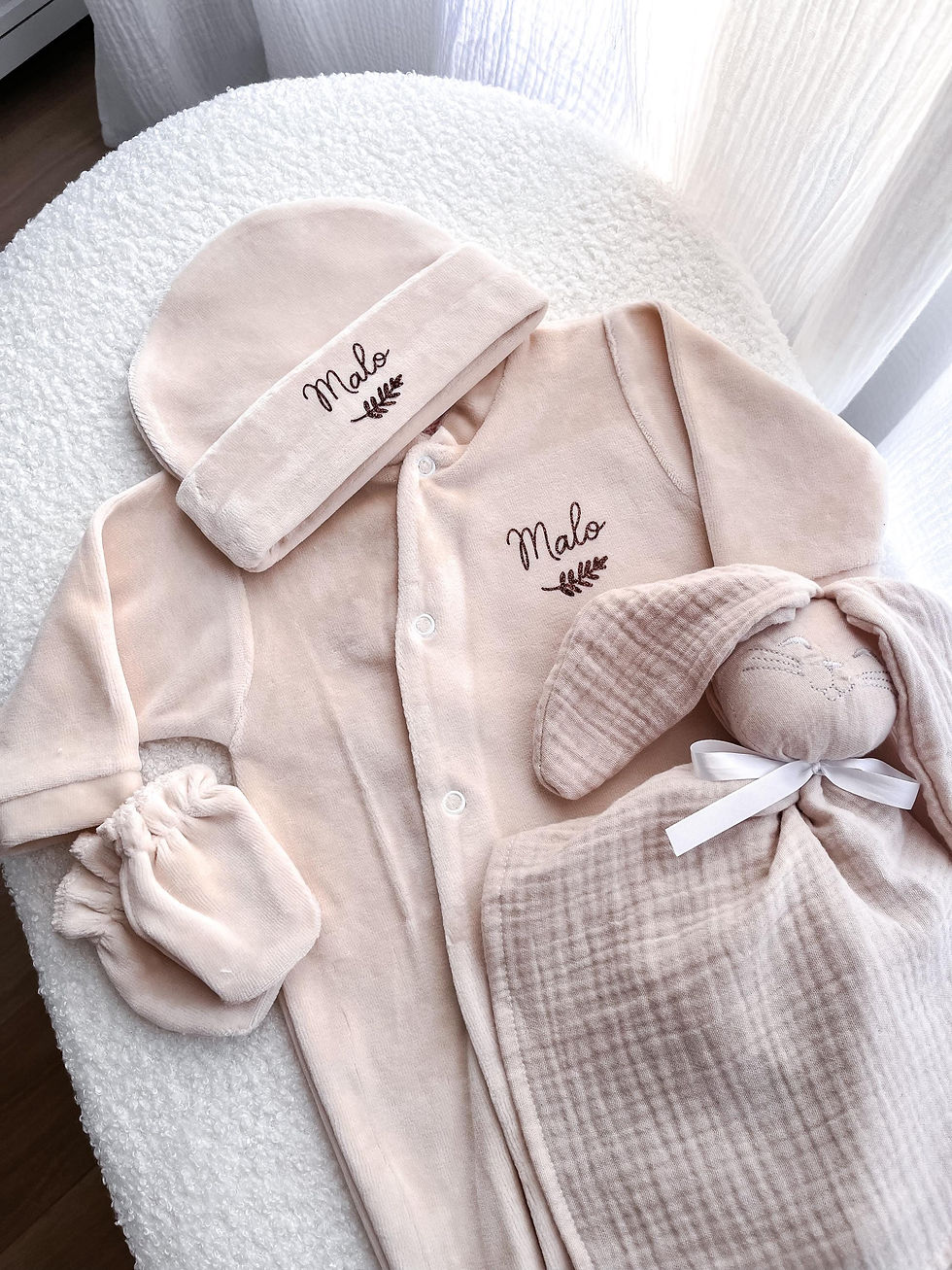 Pyjama bébé personnalisé en velours beige, vieux rose, vert sauge/Bonnet