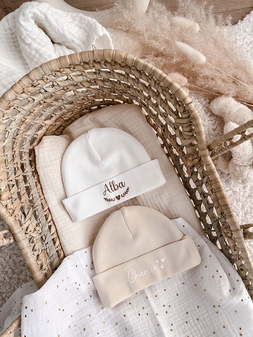 Bonnet naissance en coton blanc brodé Bébé rose Bonnet naissance en coton blanc brodé Bébé rose