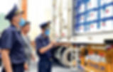 Cán bộ hải quan Việt Nam kiểm tra nguồn gốc xuất xứ hàng hóa
