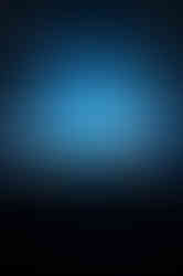 Ein DJ auf einer Bühne mit Laserstrahlen und blauen Licht