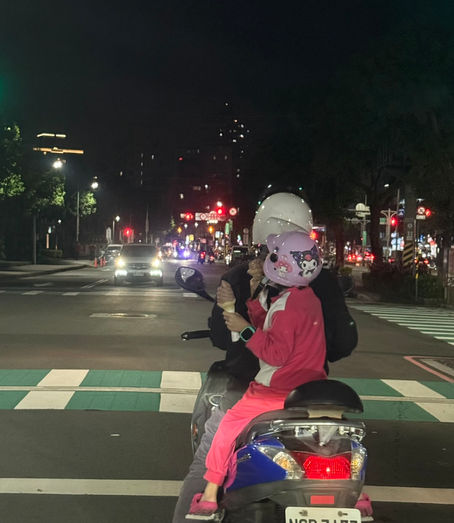 小女孩開心吃霜淇淋