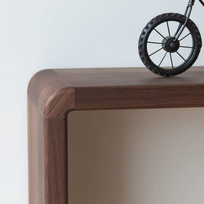 amerikaans notenhouten salontafel ronde zijkanten afronding walnotenhout