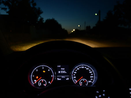 Autofahrt bei Nacht mit Blendung und unscharfer Sicht - typische Probleme beim Nachtsehen