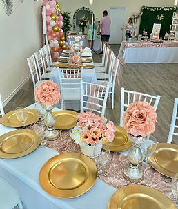 Golden plate chargers and centerpieces