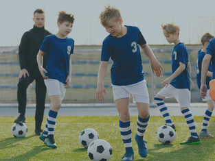 ¿Cuáles son los beneficios de un campamento de fútbol en España para jóvenes jugadores?