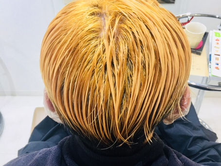 髪をブルーに