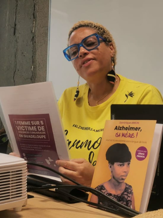 Une jeune femme qui lit un texte sur la feuille qu'elle tient à la main