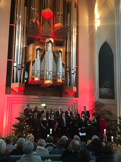 Schola_cantorum_jólamynd_undir_orgeli.j