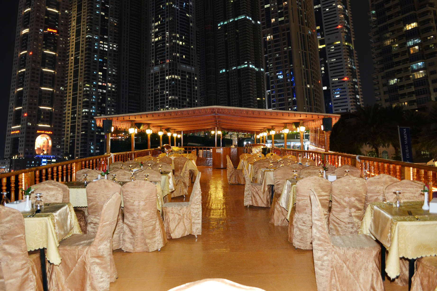 Dhow Cruise по Дубай Марине
