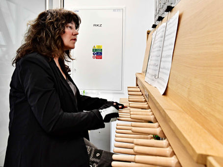 Videonahrávka - hymnu i úryvek z Vltavy hrála Rosemarie na zvonohru při inauguraci