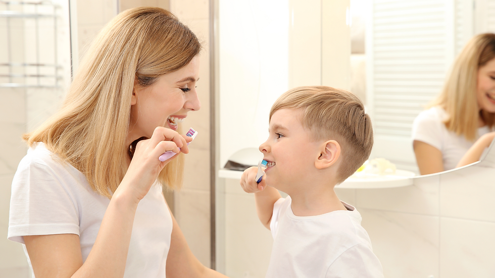 Mãe e filho escovando os dentes no banheiro.