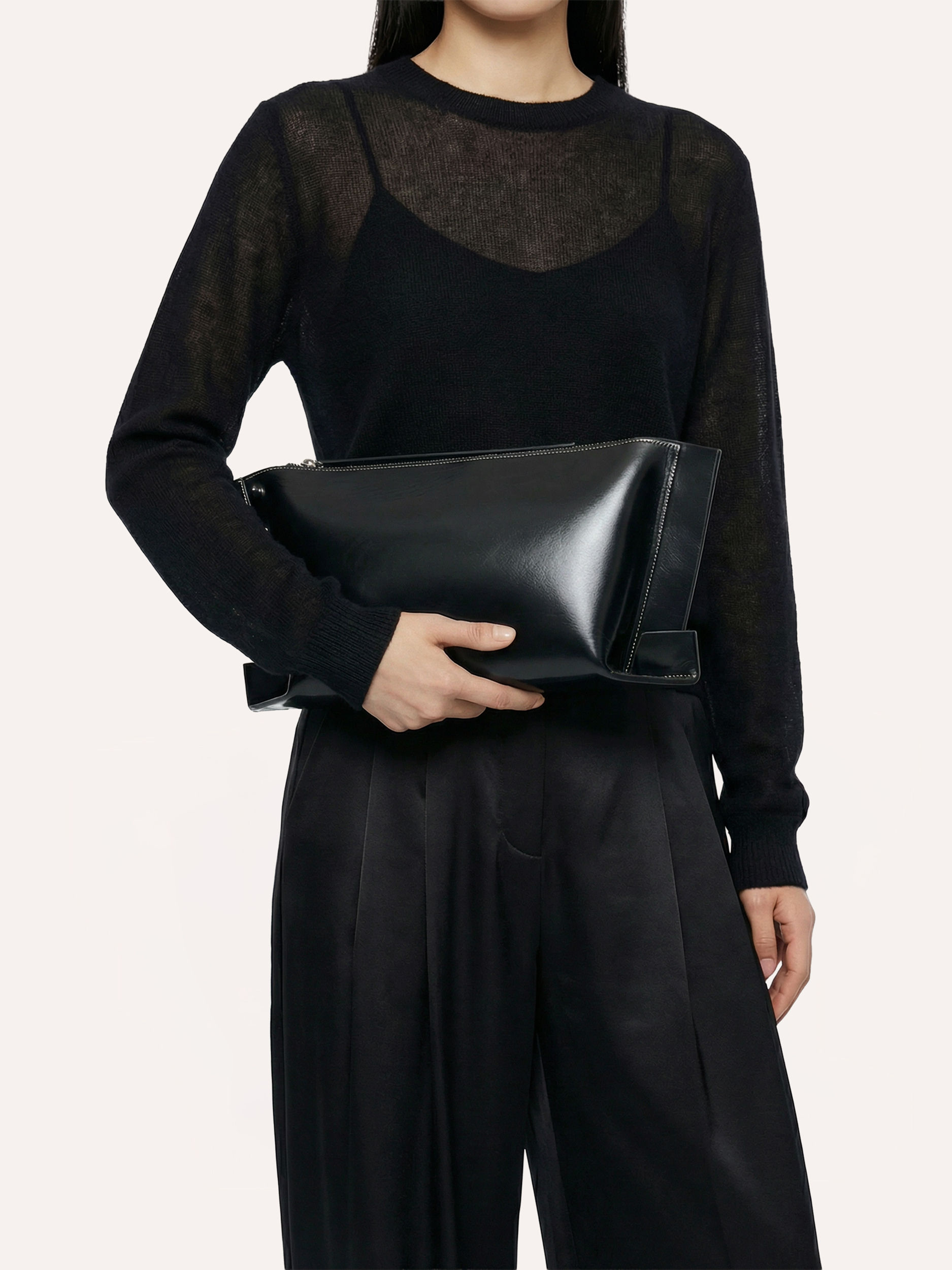 pinar clutch in black leather with model