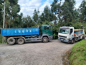 Imagen de los dos Camiones de Contenedores Cueva