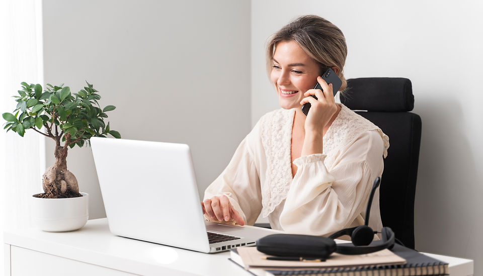 mulher-sorridente-de-tiro-medio-falando-no-telefone.jpg