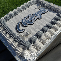 Pastel rectangular blanco y gris con la palabra 'Mayaya'