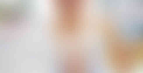 Henri Zinsel mit seiner Silbermedallie und Uhrkunde