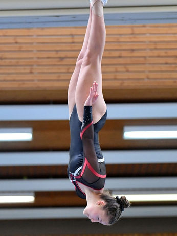 Turnerin bei einem Trampolin Wettkampf