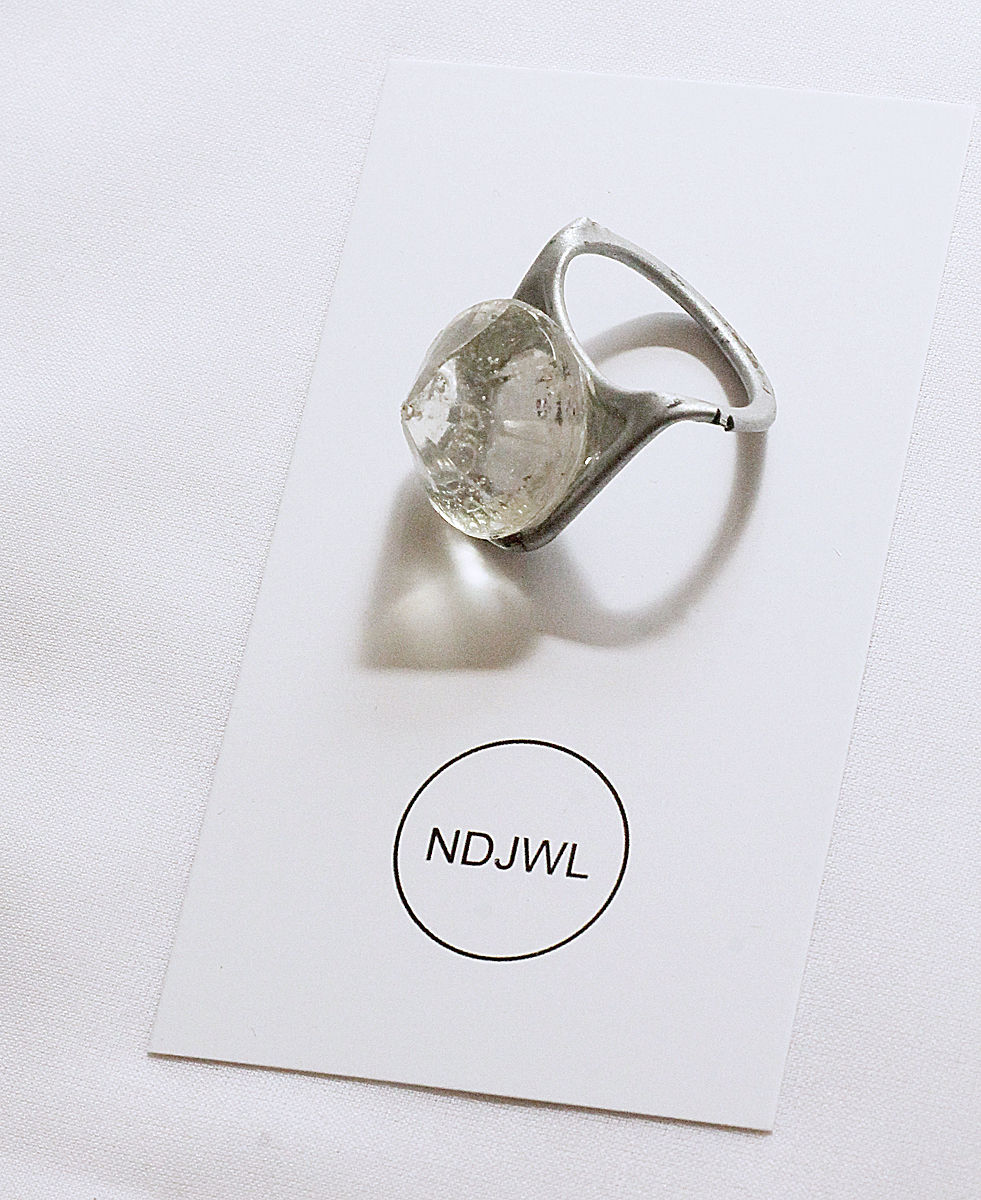 Кольцо с кристаллом.