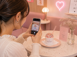 SNS映えする体験型スイーツとオーロラドリンクが並ぶ韓国風カフェのテーブル風景