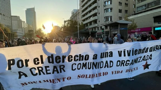 POBLADORES DE HUECHURABA Y SAN RAMÓN PROTESTAN EN LA ALAMEDA: “SIN VIVIENDA NO HAY SEGURIDAD”