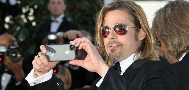 Brad Pitt utilizando un Iphone